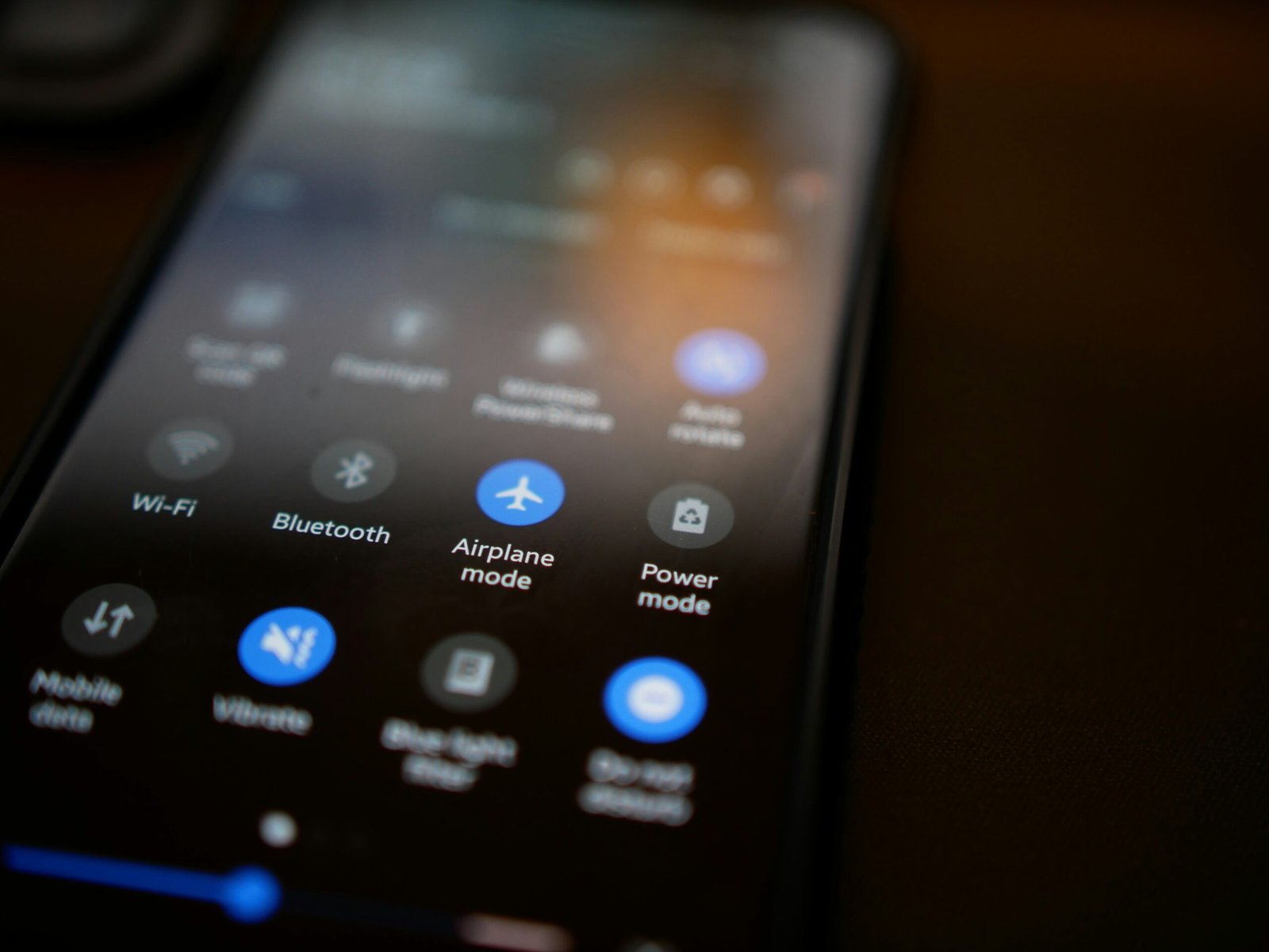 does airplane mode save battery